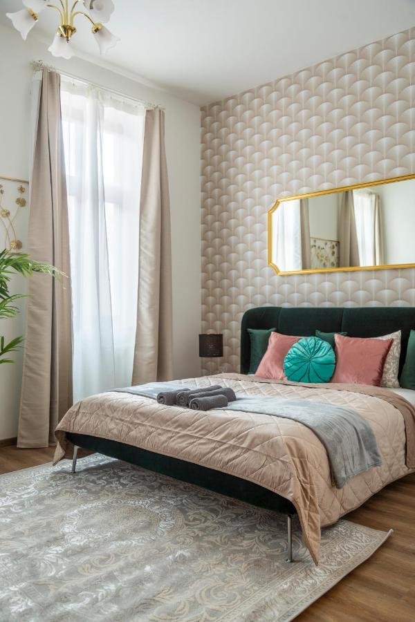 Explore Budapest From A Luxurious Cozy Apartment Exterior photo